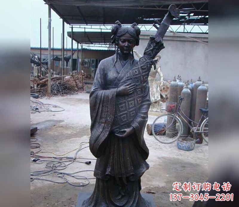 湖南抱乐器女人公园人物雕塑