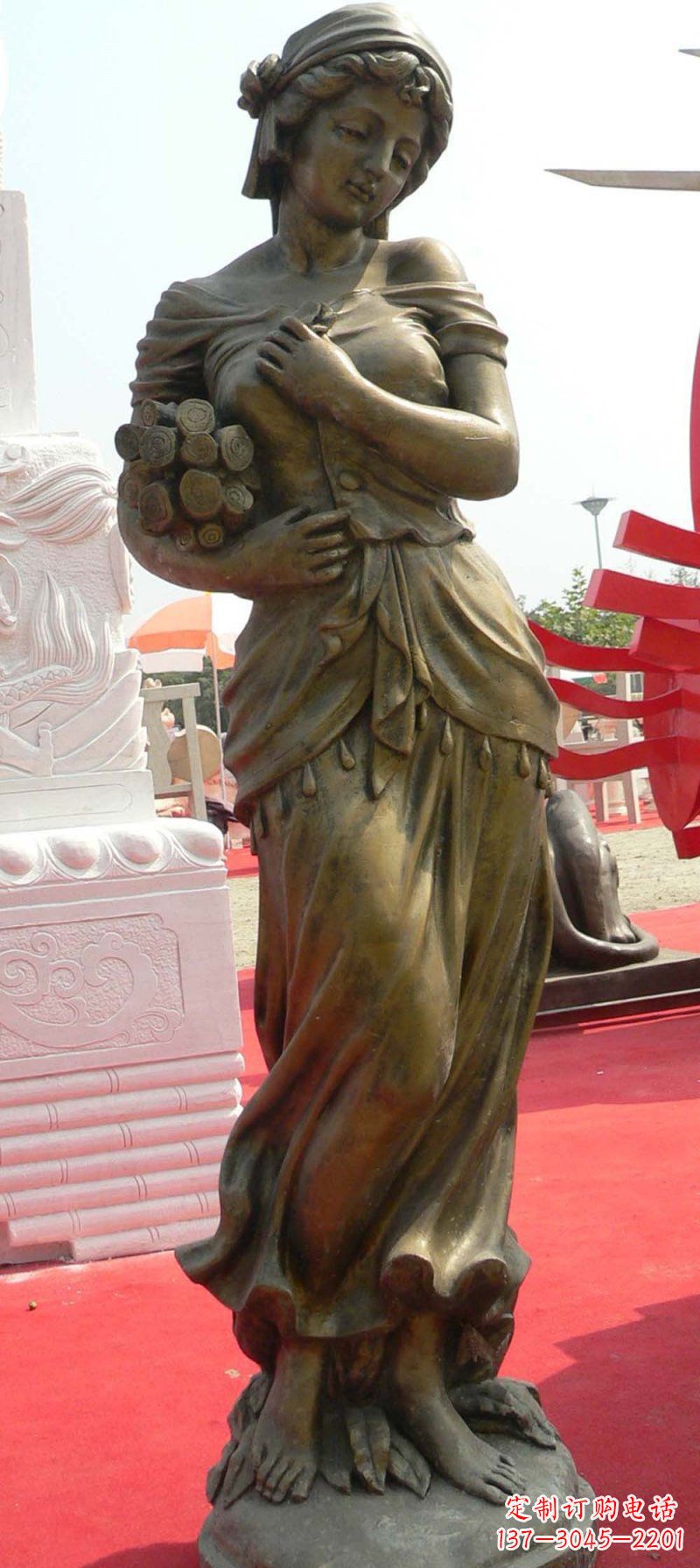 湖南抱着柴火的西方女孩人物铜雕