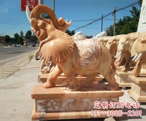 湖南鼻子朝天晚霞红门口大象石雕