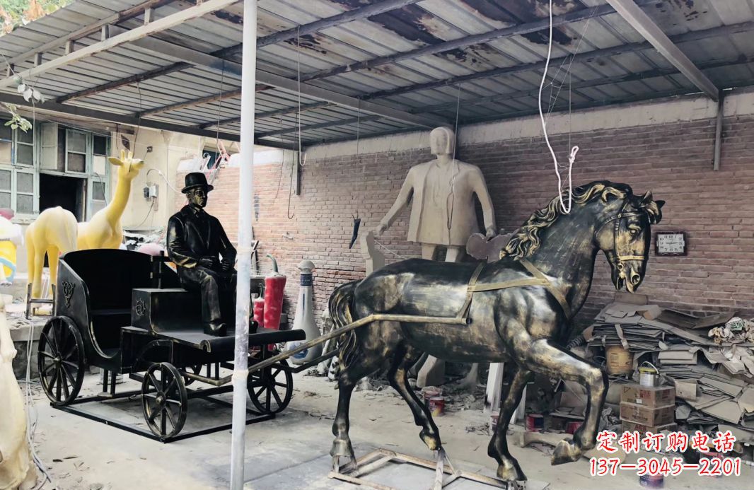 湖南玻璃钢仿铜赶马车人物雕塑广场景观雕塑