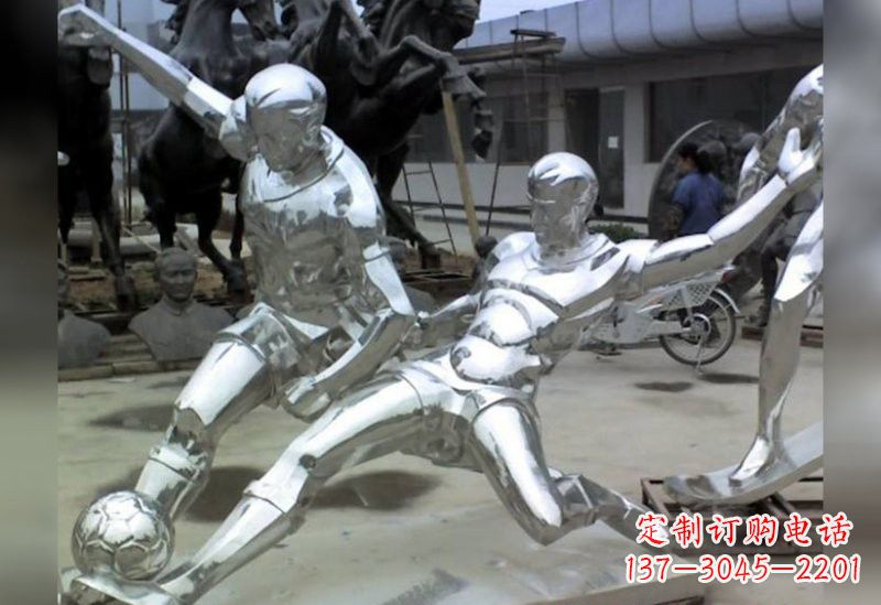 湖南不锈钢抽象踢足球的人物雕塑