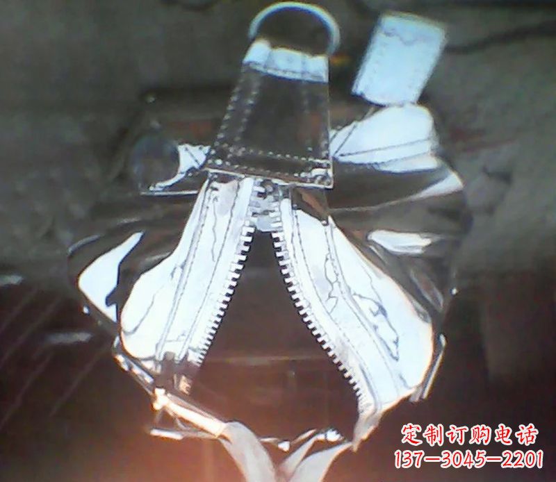 湖南不锈钢创意手提包细节雕塑