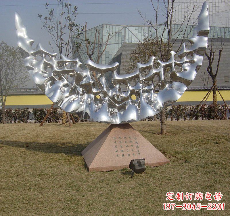 湖南不锈钢公园抽象月亮雕塑