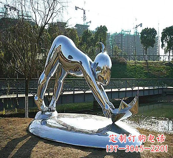 湖南不锈钢公园拿折纸船的儿童雕塑