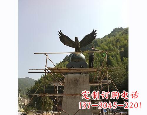 湖南不锈钢老鹰踩地球雕塑