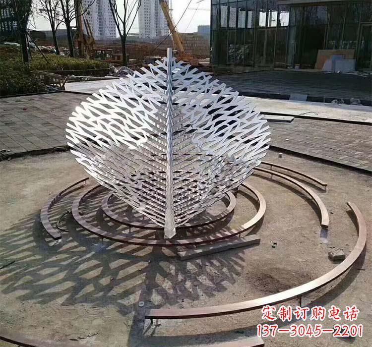 湖南不锈钢镂空景观树叶雕塑