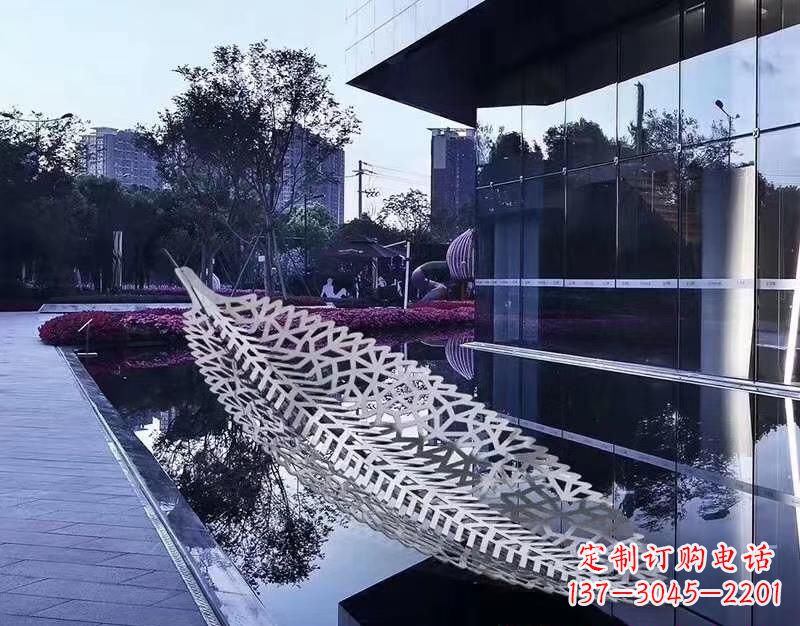 湖南不锈钢镂空树叶雕塑2
