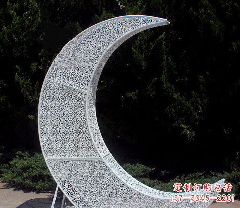 湖南不锈钢镂空弯月亮公园景观雕塑
