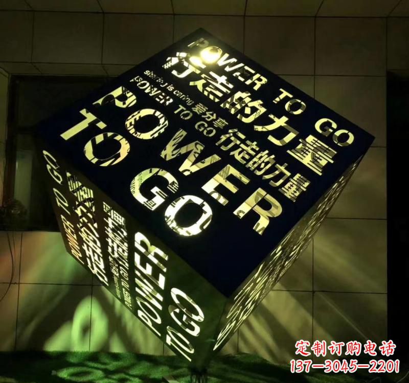 湖南不锈钢镂空艺术魔方雕塑