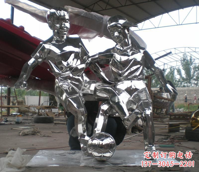 湖南展现足球精神的不锈钢雕塑