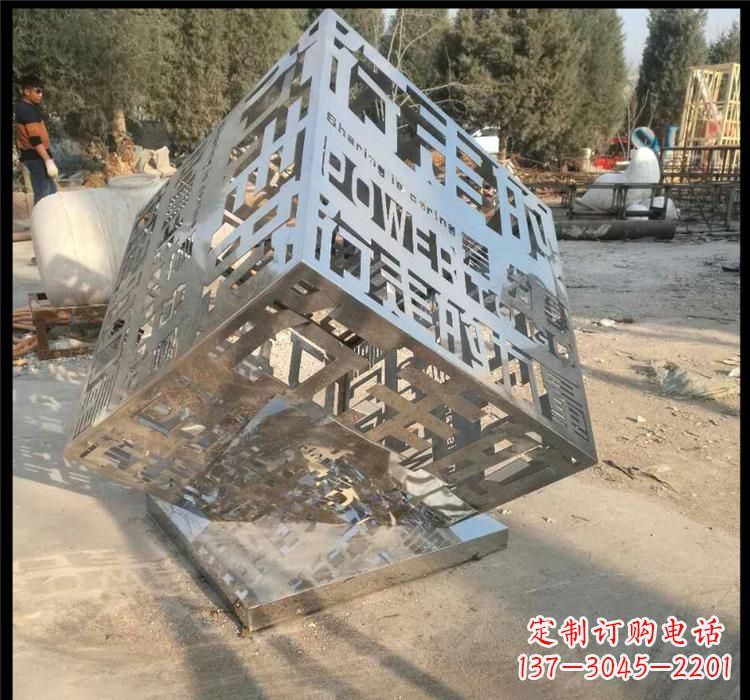 湖南不锈钢艺术镂空魔方雕塑给空间带来新的灵感