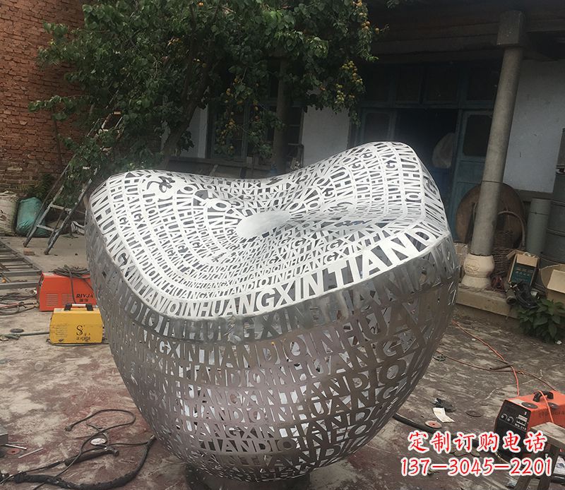 湖南不锈钢字母元宝景观雕塑