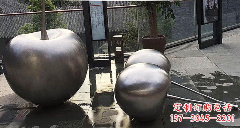 湖南樱桃雕塑点缀步行街美丽景观