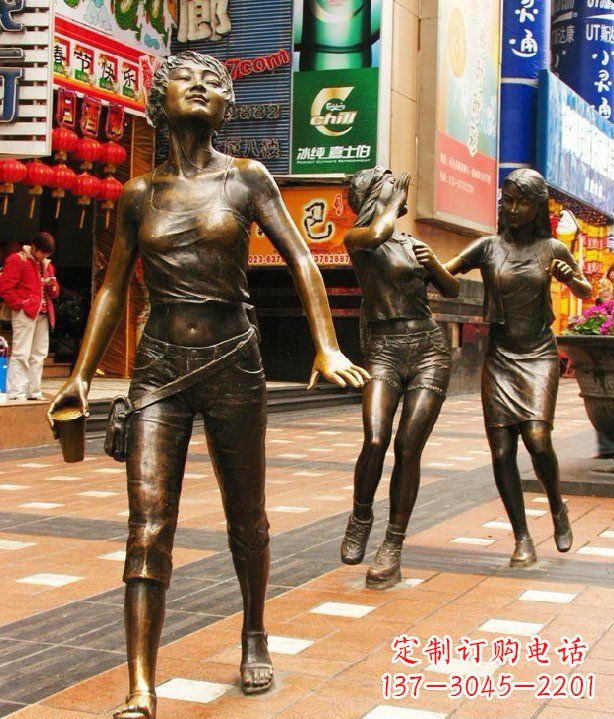 湖南步行街逛街的女孩以铜雕的形式永久保存