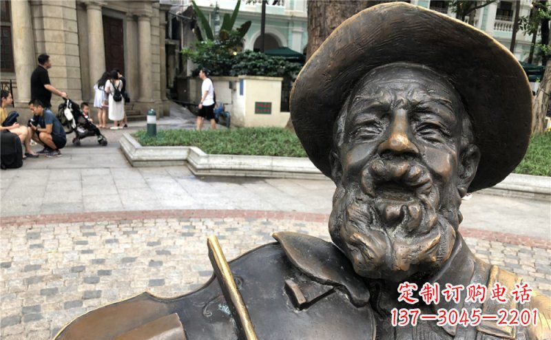 湖南步行街拉小提琴的老人景观铜雕