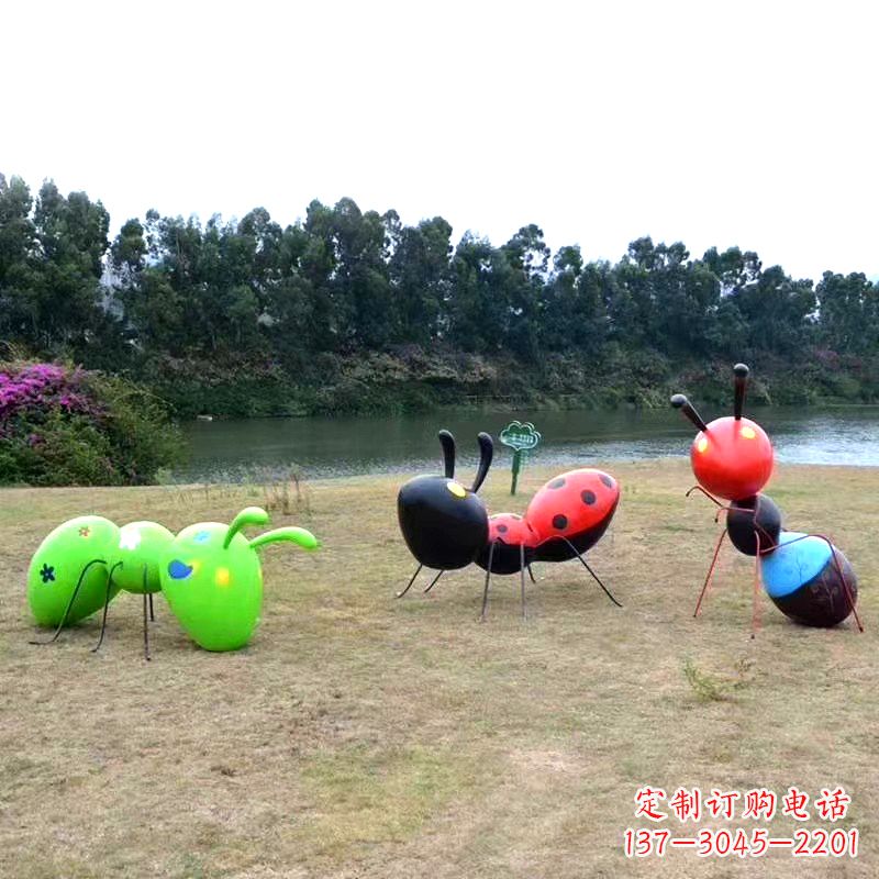 湖南彩绘玻璃钢蚂蚁雕塑——精致又充满动感