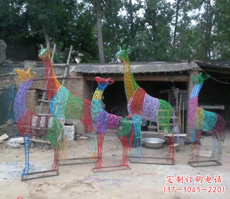 湖南彩色不锈钢镂空长颈鹿雕塑它的美丽