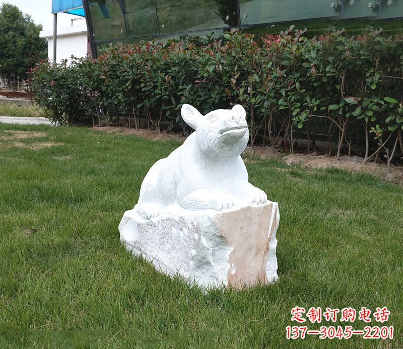 湖南草丛狗熊石雕