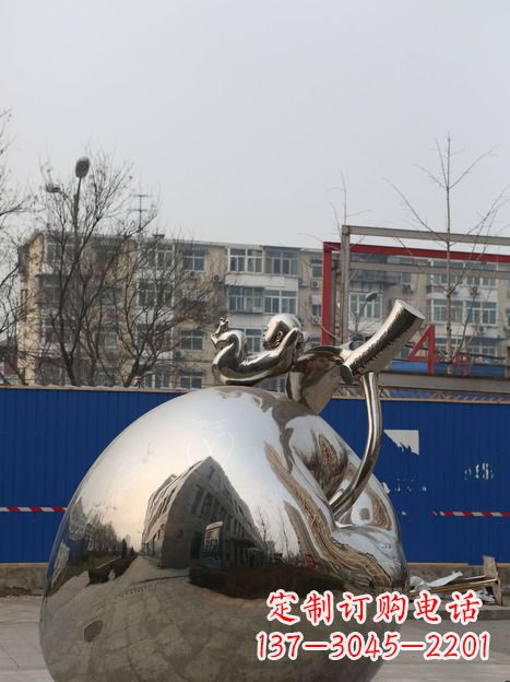 湖南城市不锈钢躺在苹果上的小孩雕塑
