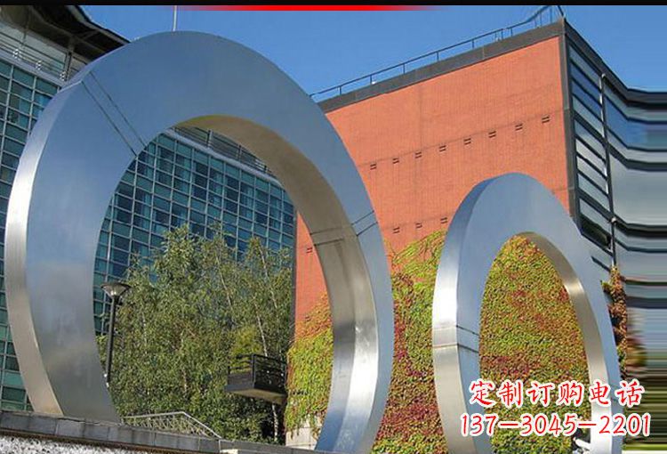 湖南城市空间里的不锈钢圆环雕塑