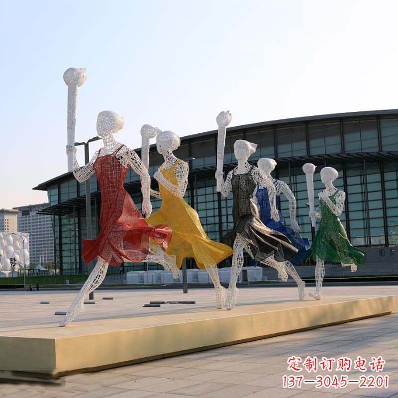 湖南城市街道广场持火炬跑步的美女雕塑