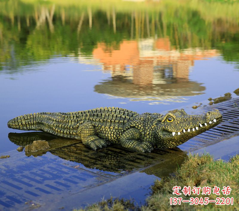 湖南池塘水池仿真大鳄鱼雕塑玻璃钢园林水景草丛动物摆件