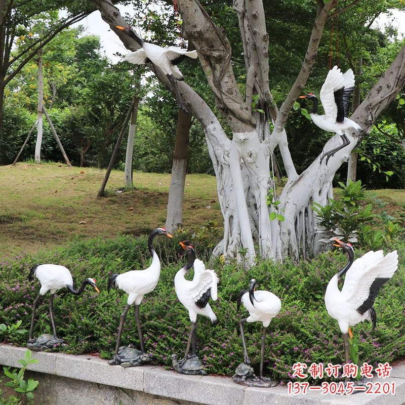 湖南池塘中的雕塑仙鹤