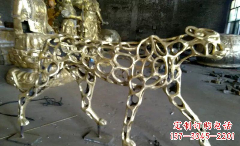 湖南静谧的金钱豹雕塑