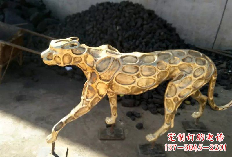 湖南青铜豹雕塑象征着非凡力量与威严
