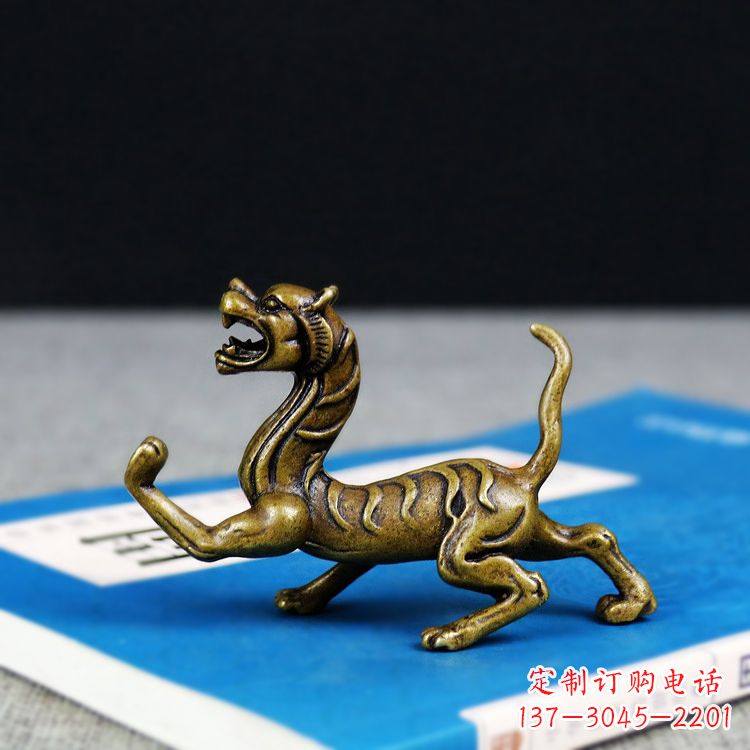 湖南金色纯铜铸造的白虎雕塑