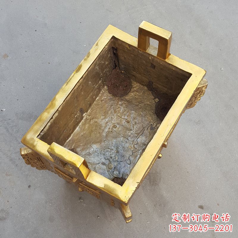 湖南以纯铜铸造的金色香炉鼎