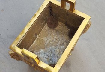 湖南以纯铜铸造的金色香炉鼎