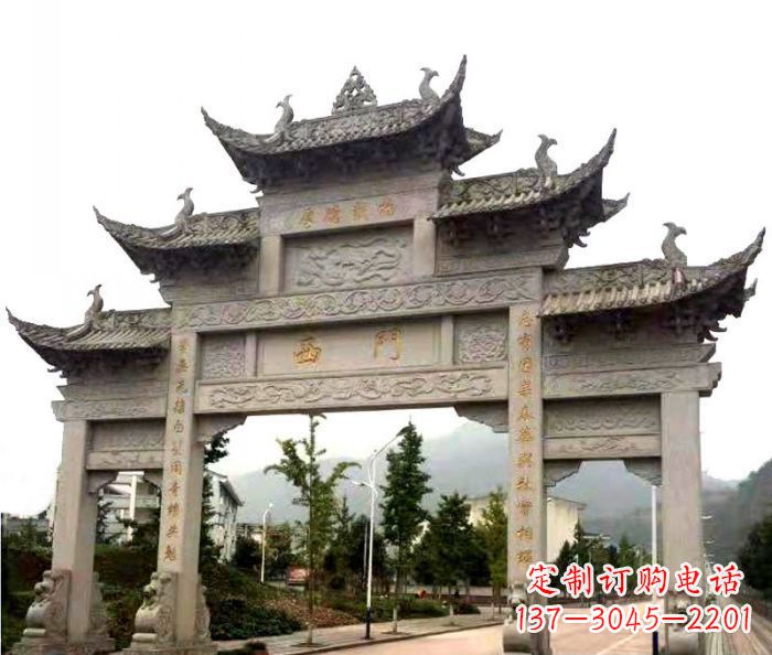 湖南村口三门石雕牌楼