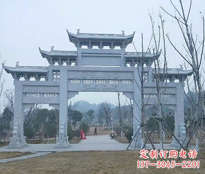湖南村口三门石雕牌楼古朴华丽