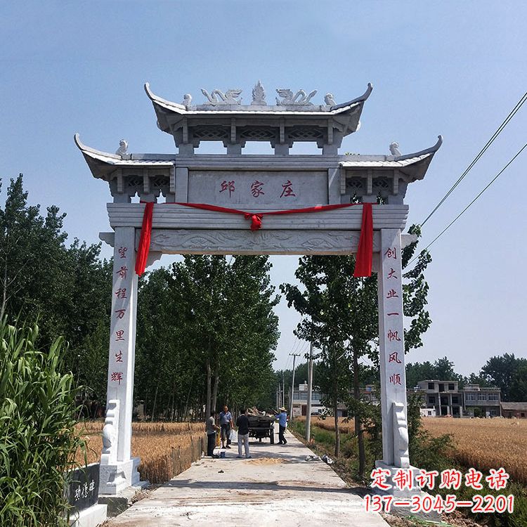 湖南古村落中的石牌坊雕塑