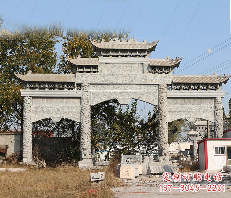 湖南村镇门口的石雕牌坊展现精湛工艺