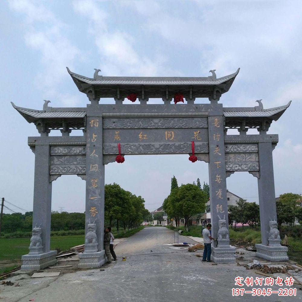 湖南青石三门牌坊雕塑传承中国古典文化