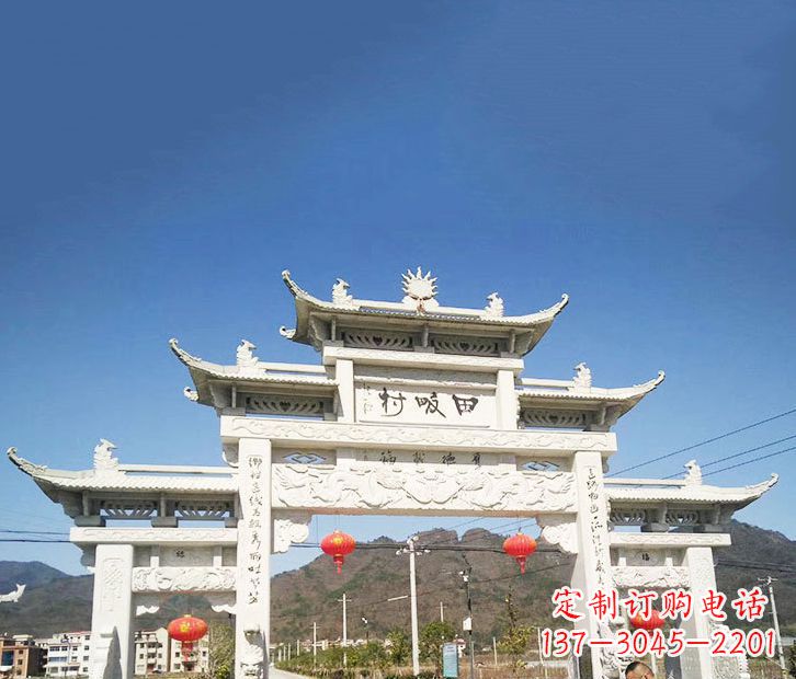 湖南村庄的牌坊雕塑