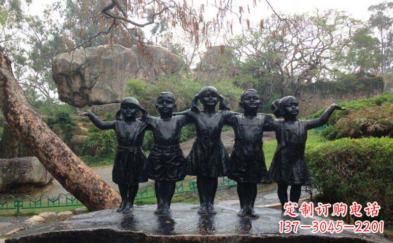 湖南搭肩的儿童人物铜雕