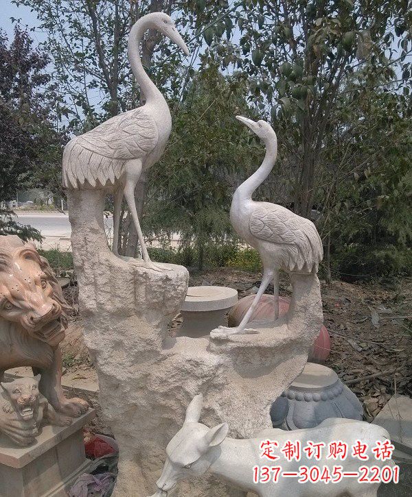 湖南静谧优雅的丹顶鹤雕塑