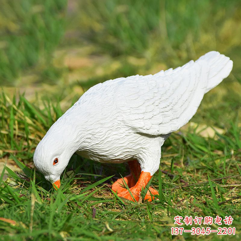 湖南丹东江边放飞和平鸽的雕塑