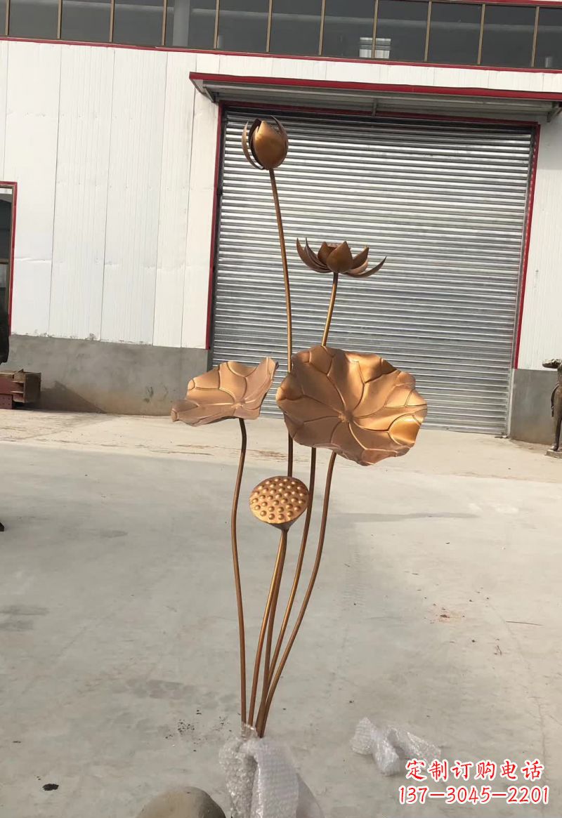 湖南古典锻铜荷花雕塑