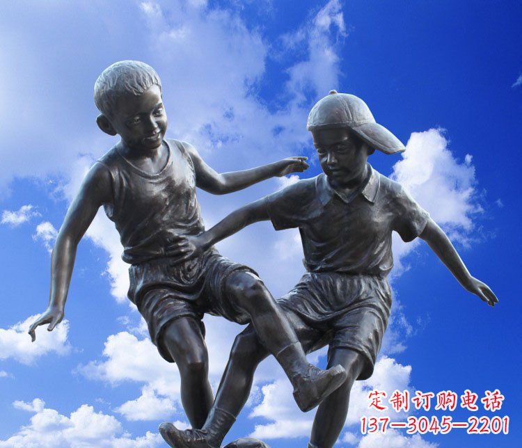 湖南校园玻璃钢仿铜儿童踢球景观雕塑