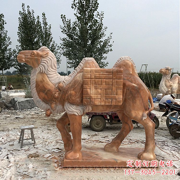 湖南负重骆驼石雕晚霞红