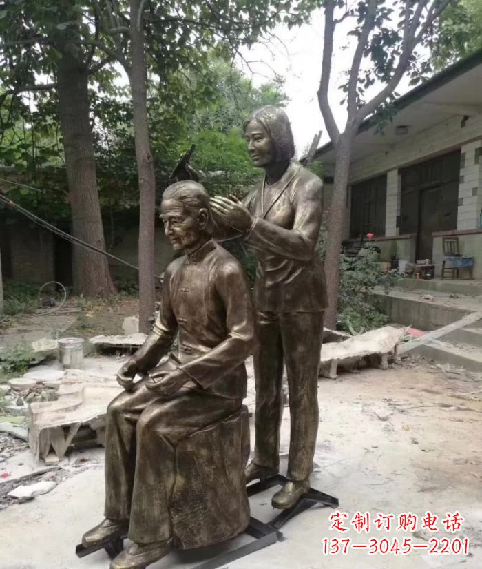 湖南纪念母亲的传统铜雕梳头人物