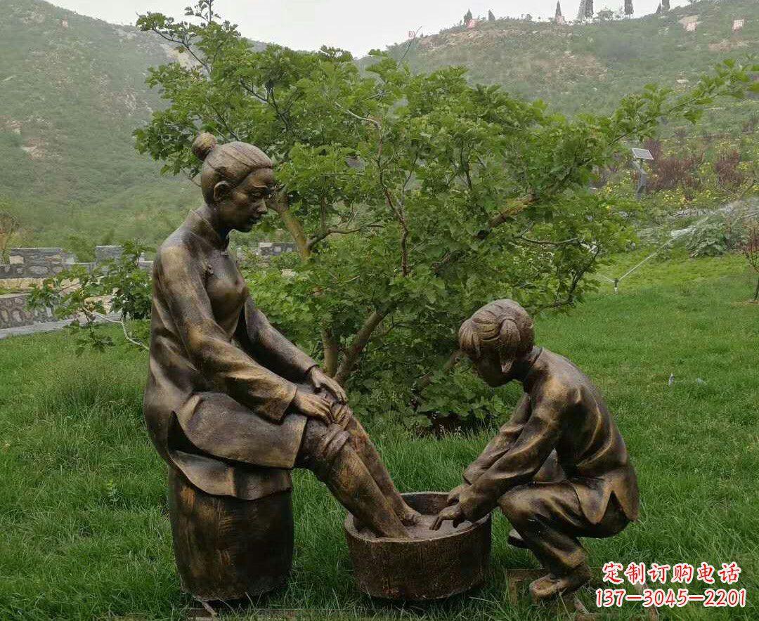 湖南给母亲洗脚的孩童雕塑