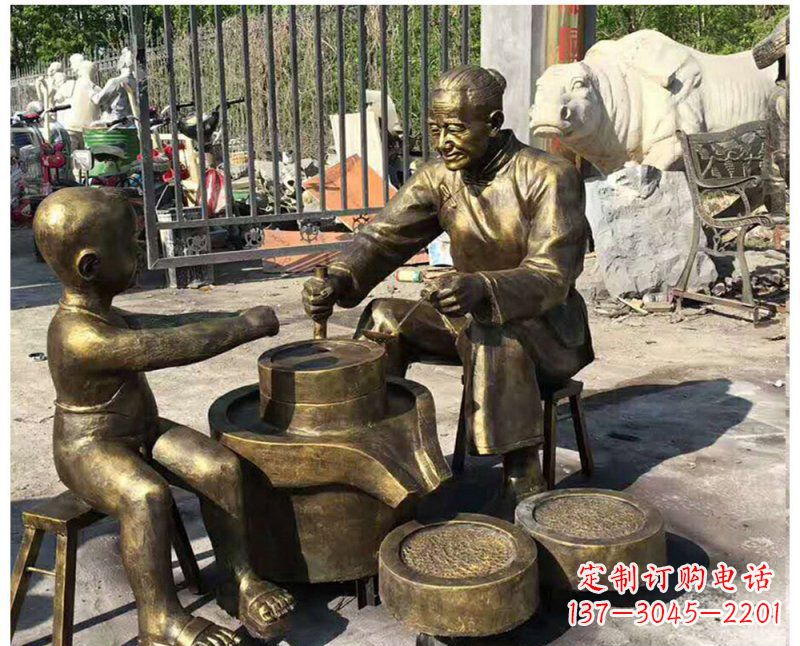 湖南公园帮老人磨豆浆人物铜雕