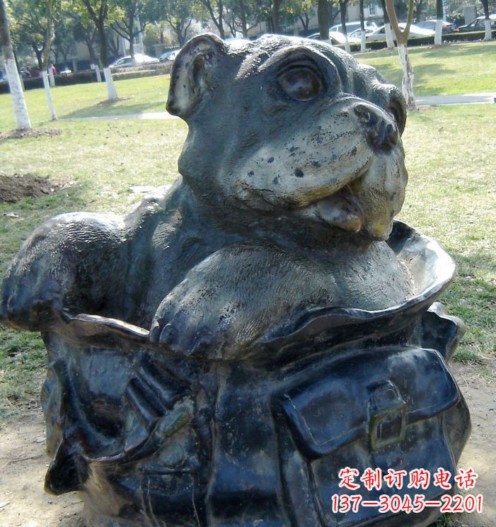 湖南公园背书包的小狗动物铜雕