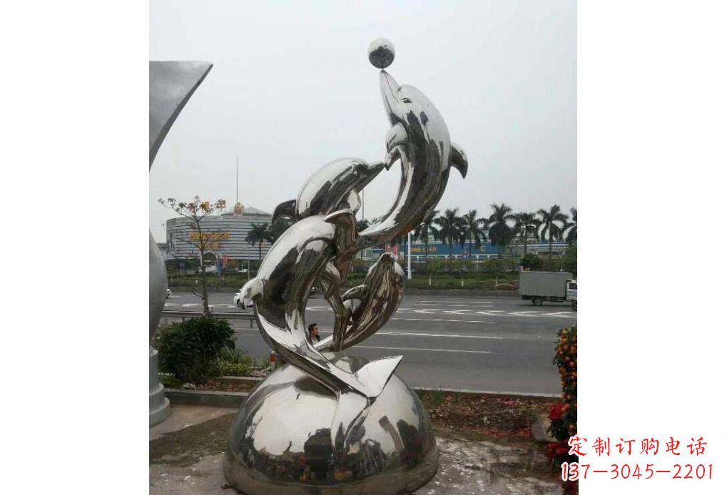 湖南公园不锈钢顶球的海豚雕塑