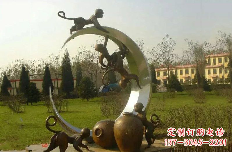 湖南不锈钢猴子拉月亮雕塑